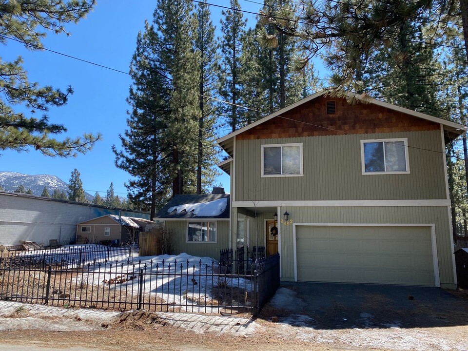 2452 Ponderosa St in South Lake Tahoe, CA - Foto de edificio