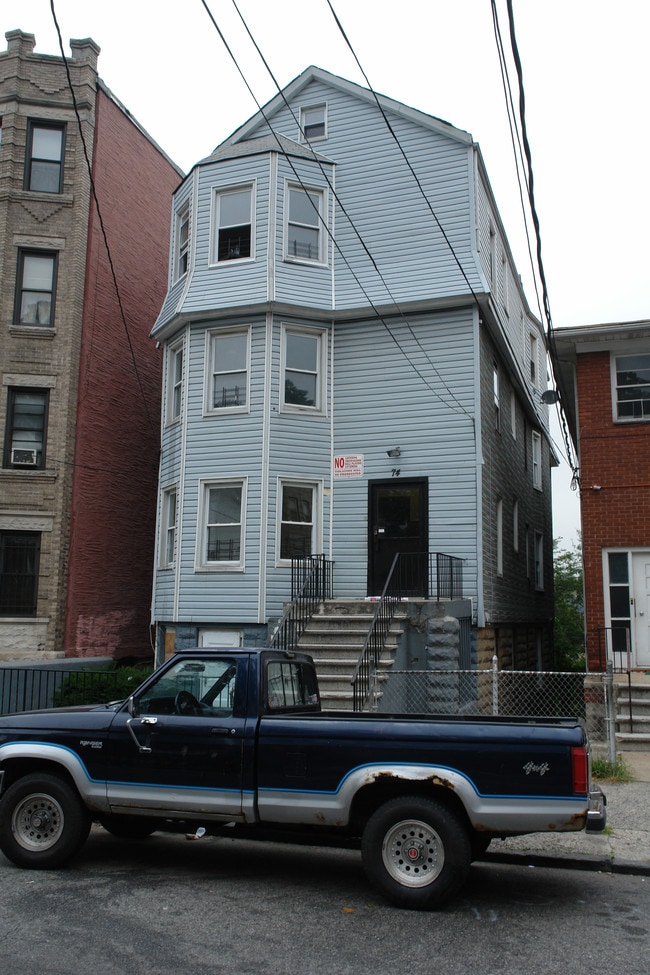74 Saratoga Ave in Yonkers, NY - Foto de edificio - Building Photo