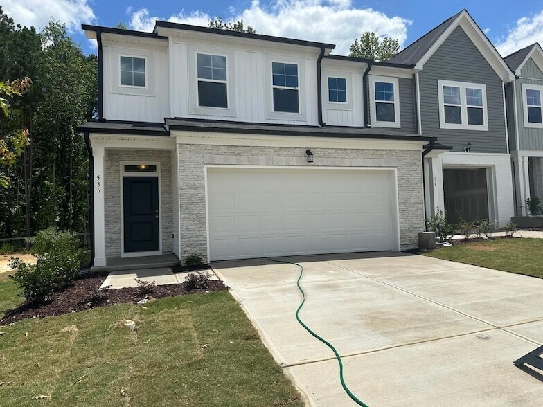 536 Barrington Row Ave, Unit 2 in Zebulon, NC - Building Photo