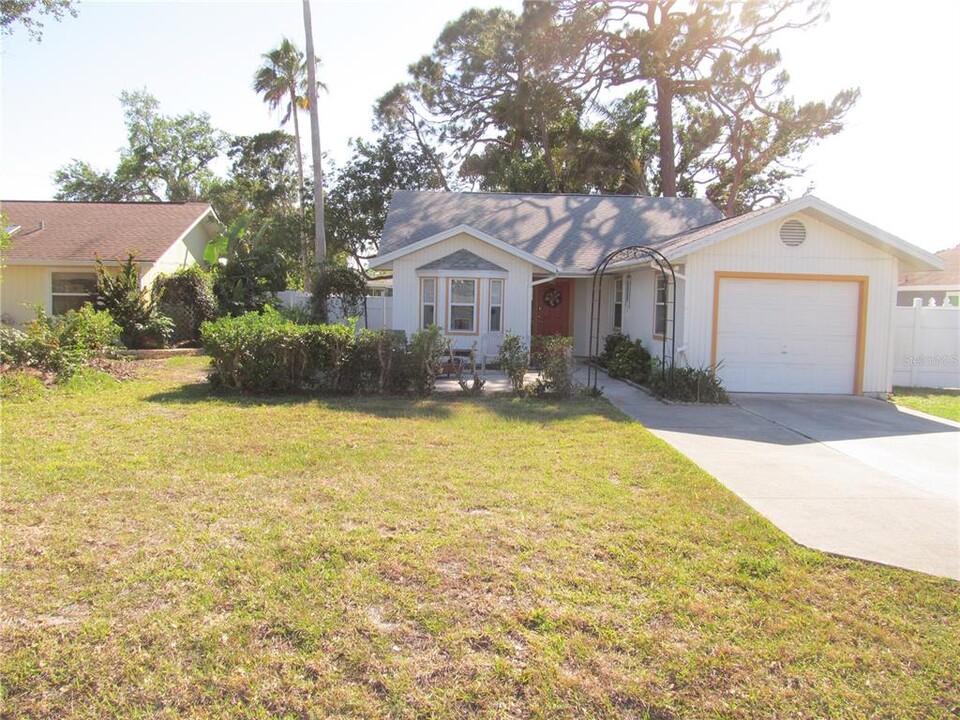 818 Golf Dr in Venice, FL - Building Photo