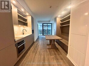 55 Charles St E in Toronto, ON - Building Photo - Building Photo