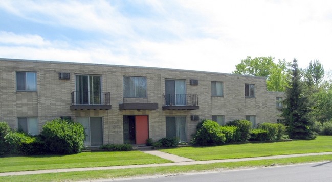 VIP Apartments in Maple Heights, OH - Building Photo - Building Photo