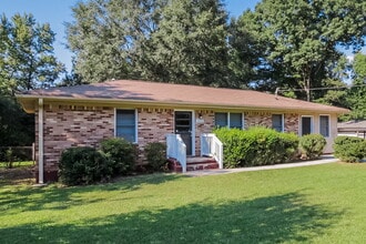 2082 Warren Dr SW in Austell, GA - Foto de edificio - Building Photo