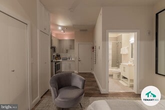 8 E Fayette St, Unit Apt 201 in Baltimore, MD - Foto de edificio - Building Photo