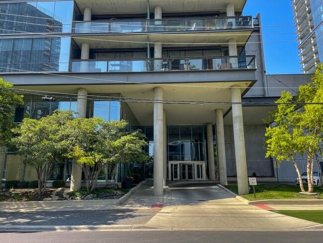 property at 860 W Blackhawk St