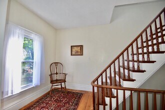 35 Cumberland St, Unit 2 in Brunswick, ME - Building Photo - Building Photo