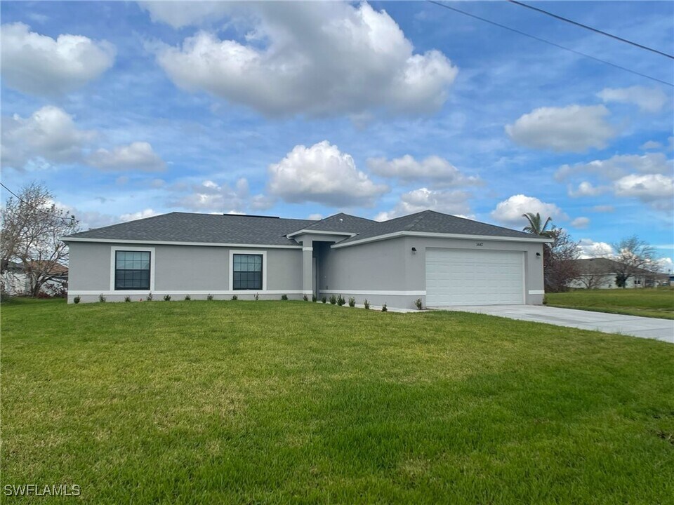 1447 NW 1st St in Cape Coral, FL - Foto de edificio