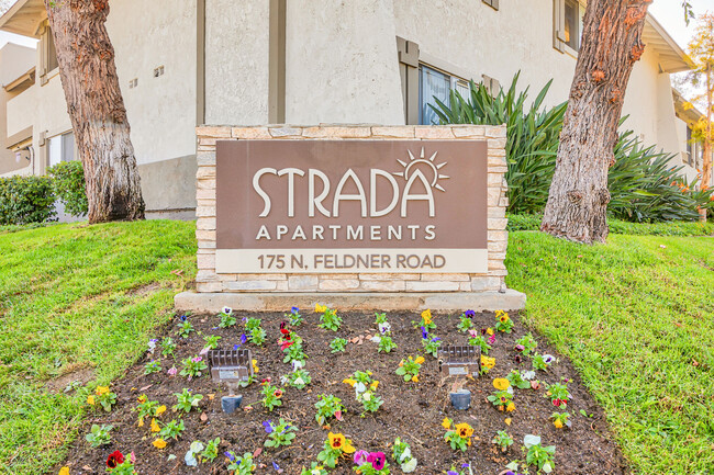 Strada Apartments in Orange, CA - Foto de edificio - Building Photo