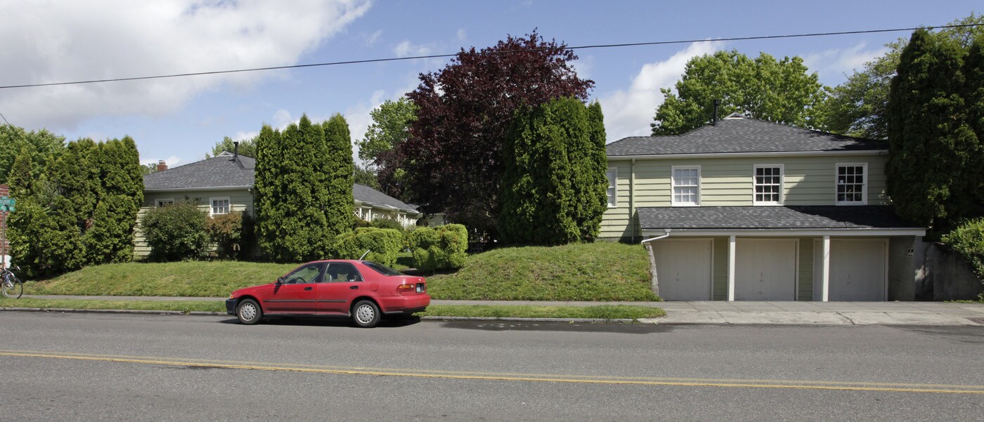 4021 SE Belmont St in Portland, OR - Building Photo