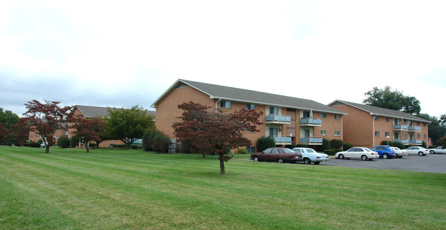 Bowers Holiday Village in Roanoke, VA - Building Photo - Building Photo