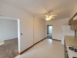 321 W 5th St in Cedar Falls, IA - Building Photo - Building Photo