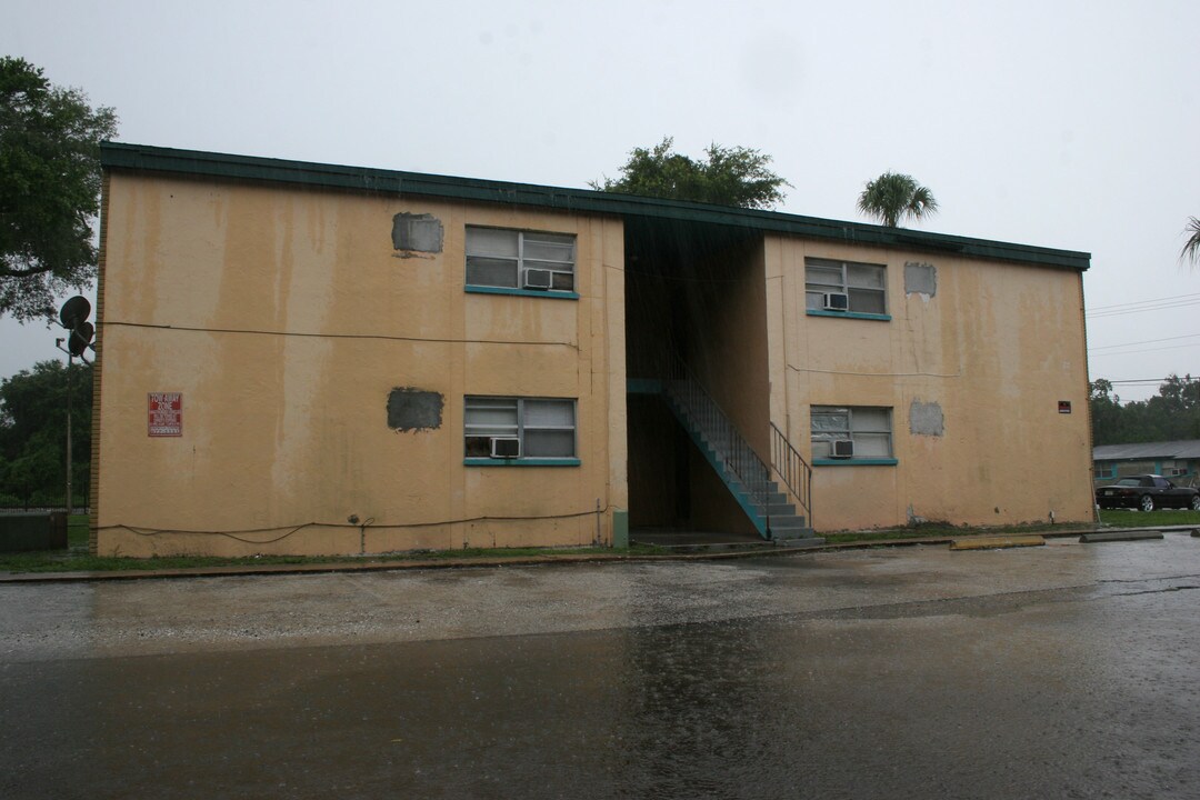 1101 E 140th Ave in Tampa, FL - Foto de edificio