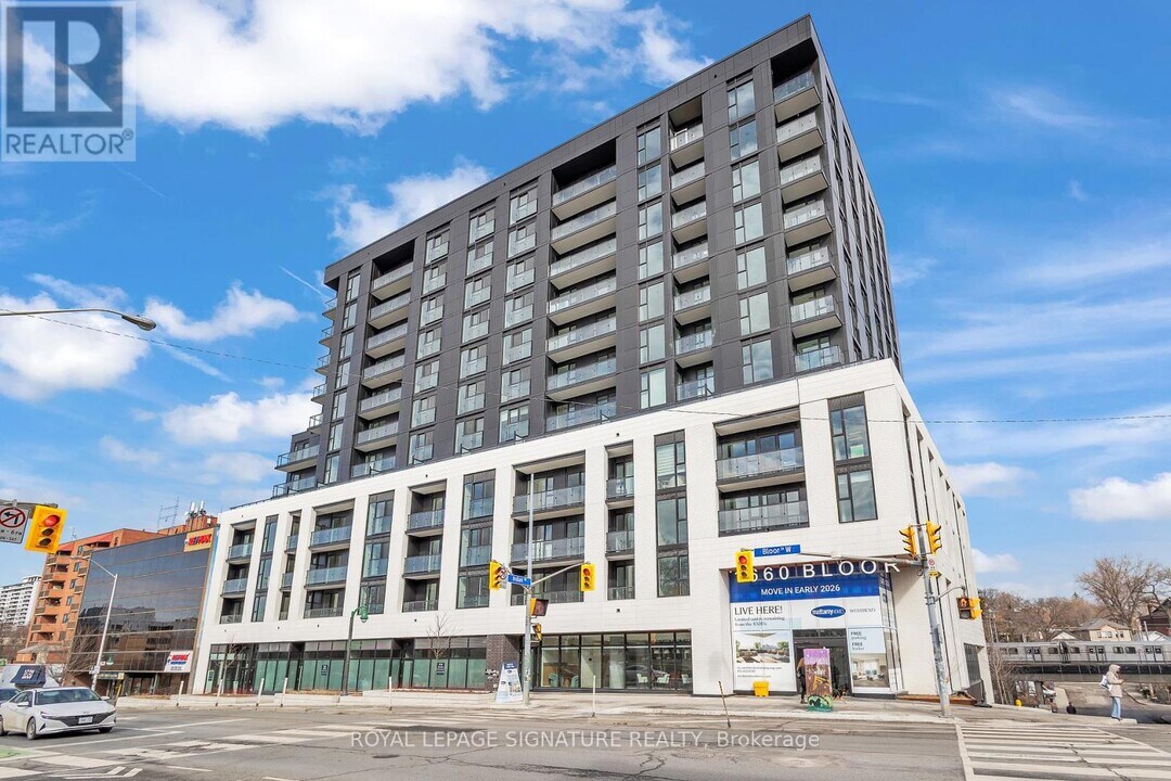 1660 Bloor St W in Toronto, ON - Building Photo