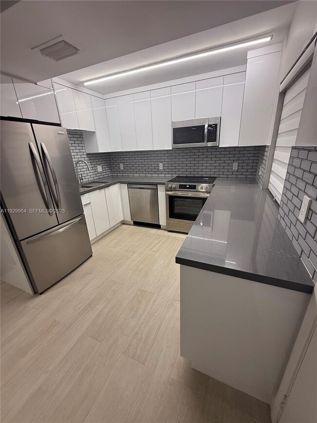 11933 NW 11th St in Pembroke Pines, FL - Building Photo - Building Photo