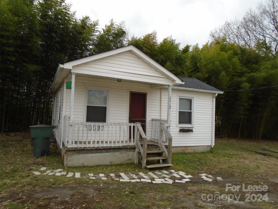 2413 S York Rd in Gastonia, NC - Building Photo