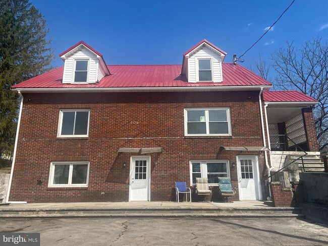 property at 604 E Oak St