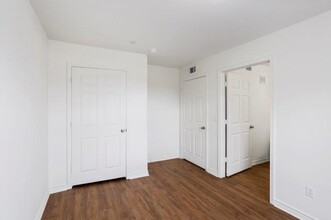 The Oaks Apartments in Lake Charles, LA - Building Photo - Interior Photo