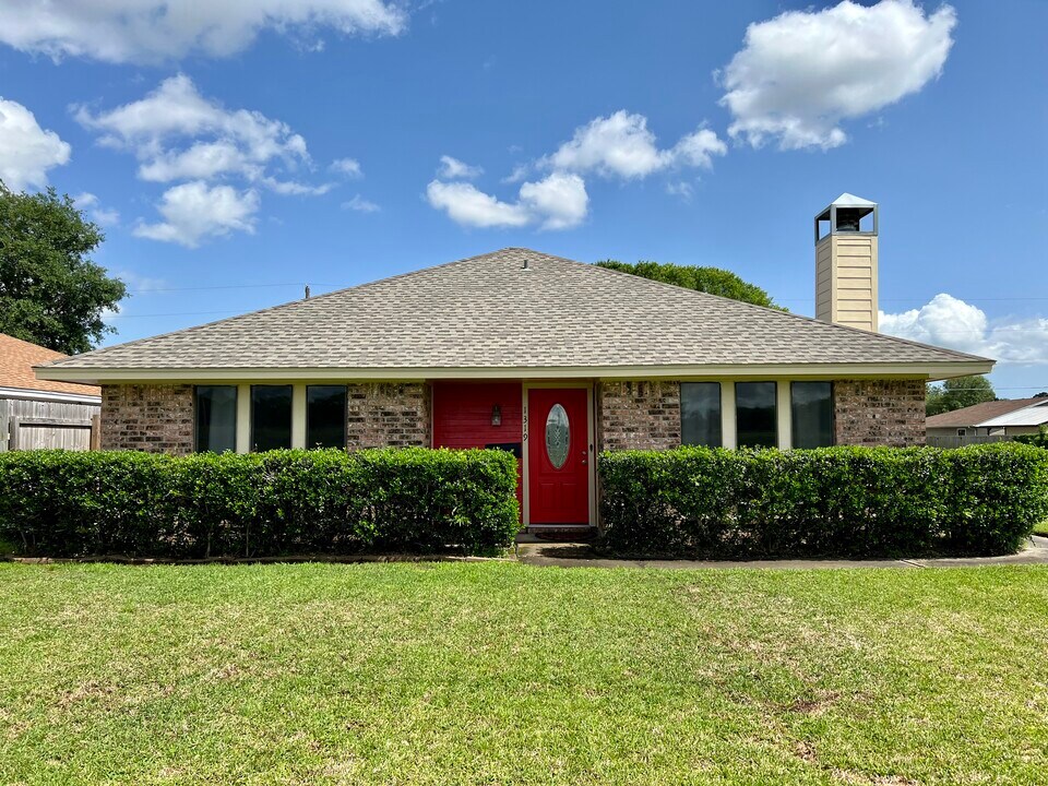 1319 Canal Ave in Nederland, TX - Building Photo