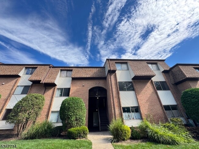 1005 Edison Glen Terrace in Edison, NJ - Building Photo - Building Photo