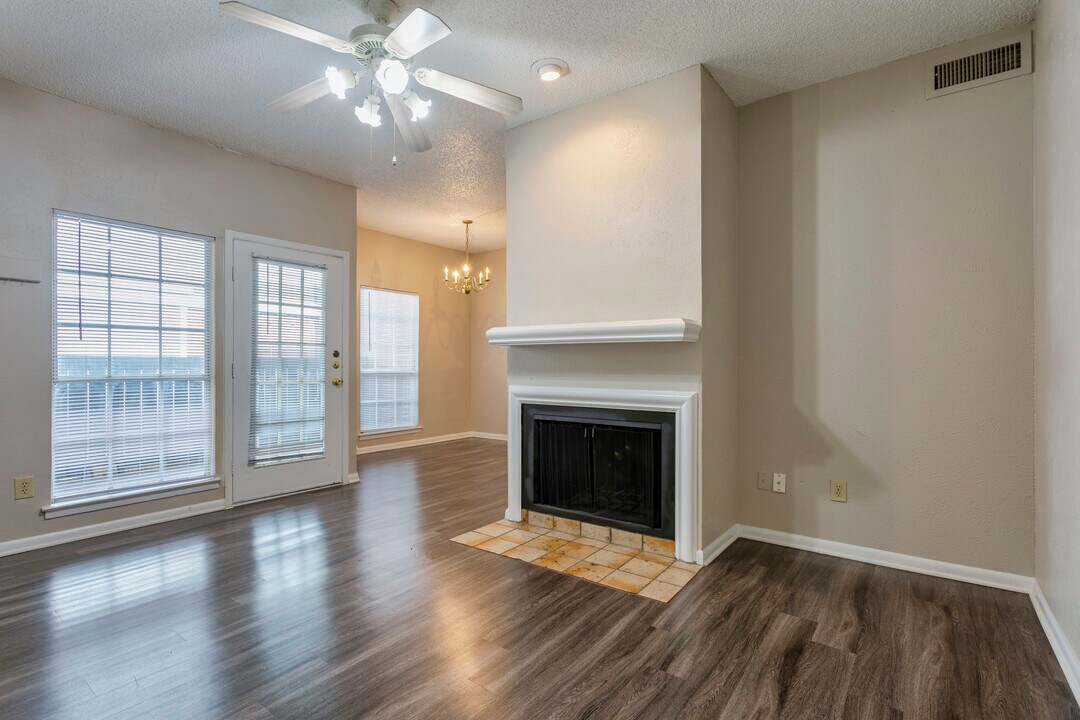 The Retreat at Lake Highlands in Dallas, TX - Building Photo