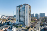 Hampshire House in Fort Lee, NJ - Foto de edificio - Building Photo