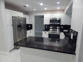 8301 Wilton Dr in West Palm Beach, FL - Building Photo - Building Photo