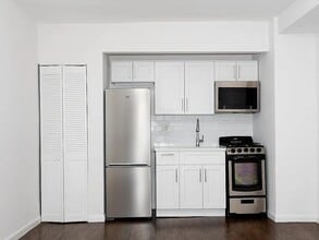 32 Cornelia St in New York, NY - Building Photo - Building Photo