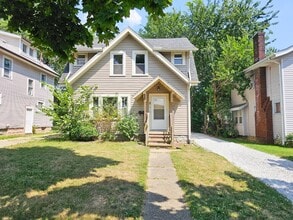 1317 Brown St in Akron, OH - Foto de edificio - Building Photo