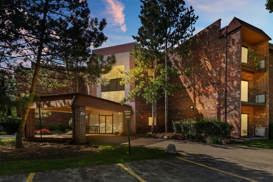 1018 Castilian Ct in Glenview, IL - Building Photo