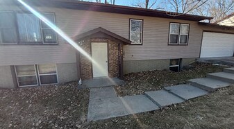 1461 Valley View Dr in Coralville, IA - Building Photo