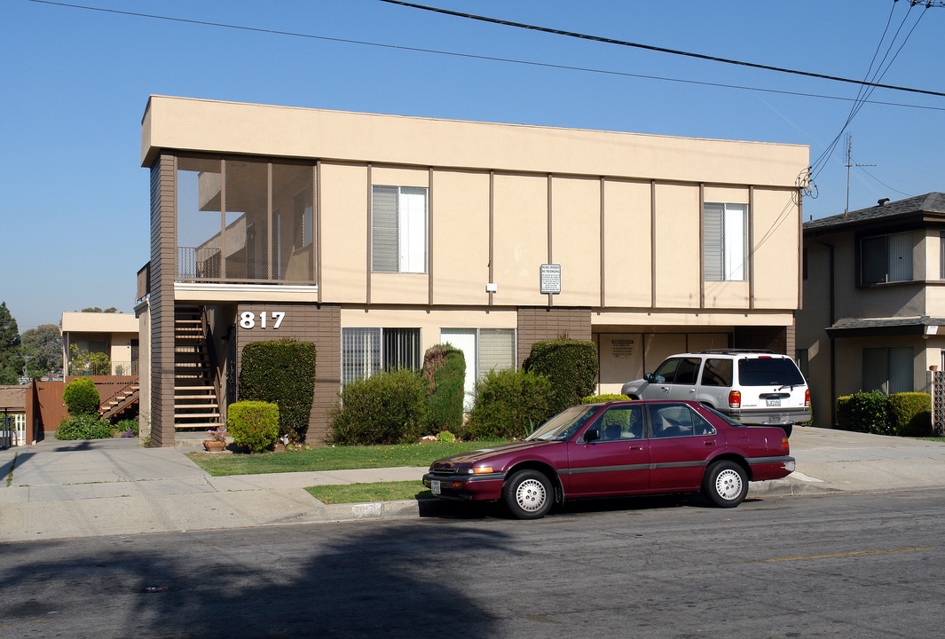 817 Edgewood St in Inglewood, CA - Building Photo