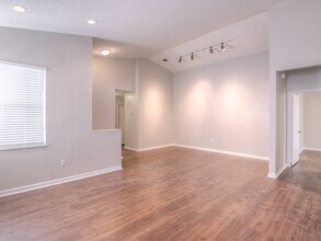 1261 NW 159th Ave in Pembroke Pines, FL - Foto de edificio - Building Photo