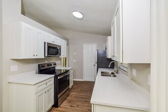 936 Dora Ave in Tavares, FL - Building Photo - Building Photo