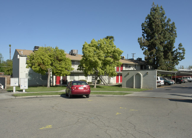 349 N Manila Ave in Fresno, CA - Foto de edificio - Building Photo