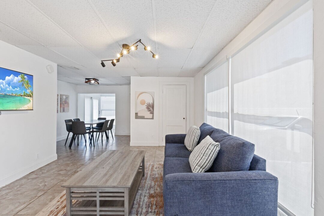 699 S Federal Hwy in Hollywood, FL - Building Photo