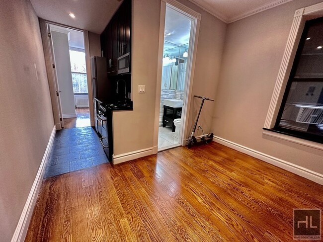 Mott Street in New York, NY - Foto de edificio - Building Photo