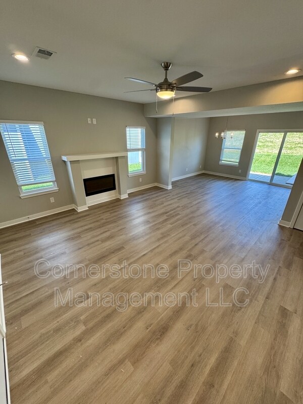 8425 Valley Spring Dr in De Soto, KS - Building Photo - Building Photo