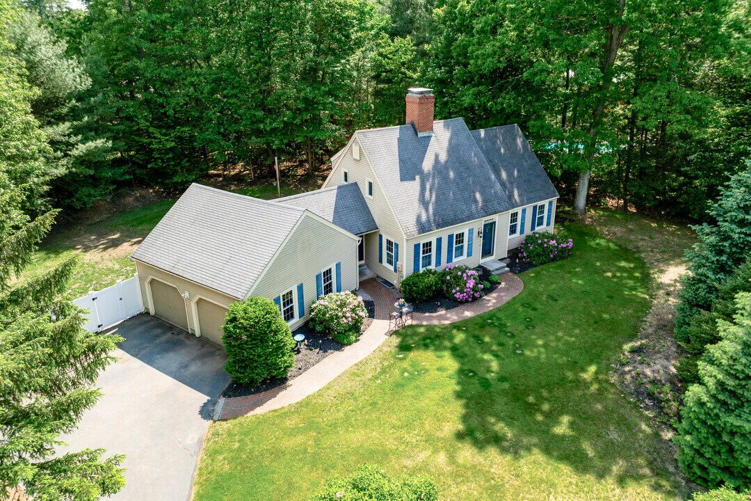 25 Whittemore St in Bedford, NH - Building Photo