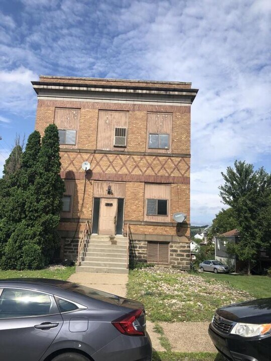 324 N 4th St in Clairton, PA - Building Photo