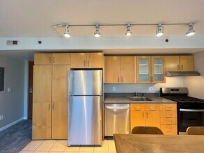 533 NE Holladay St in Portland, OR - Building Photo - Building Photo