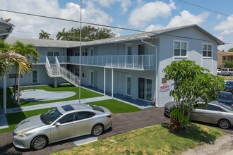 North Lake Garden Apartments in Hollywood, FL - Foto de edificio - Building Photo