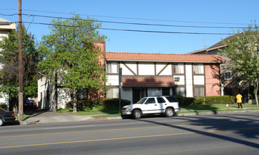 6515 Woodman Ave in Van Nuys, CA - Building Photo - Building Photo