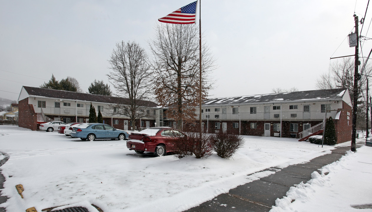 Milton Manor in Milton, WV - Building Photo