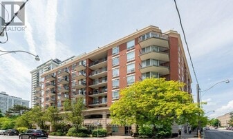 300 Balliol St in Toronto, ON - Building Photo