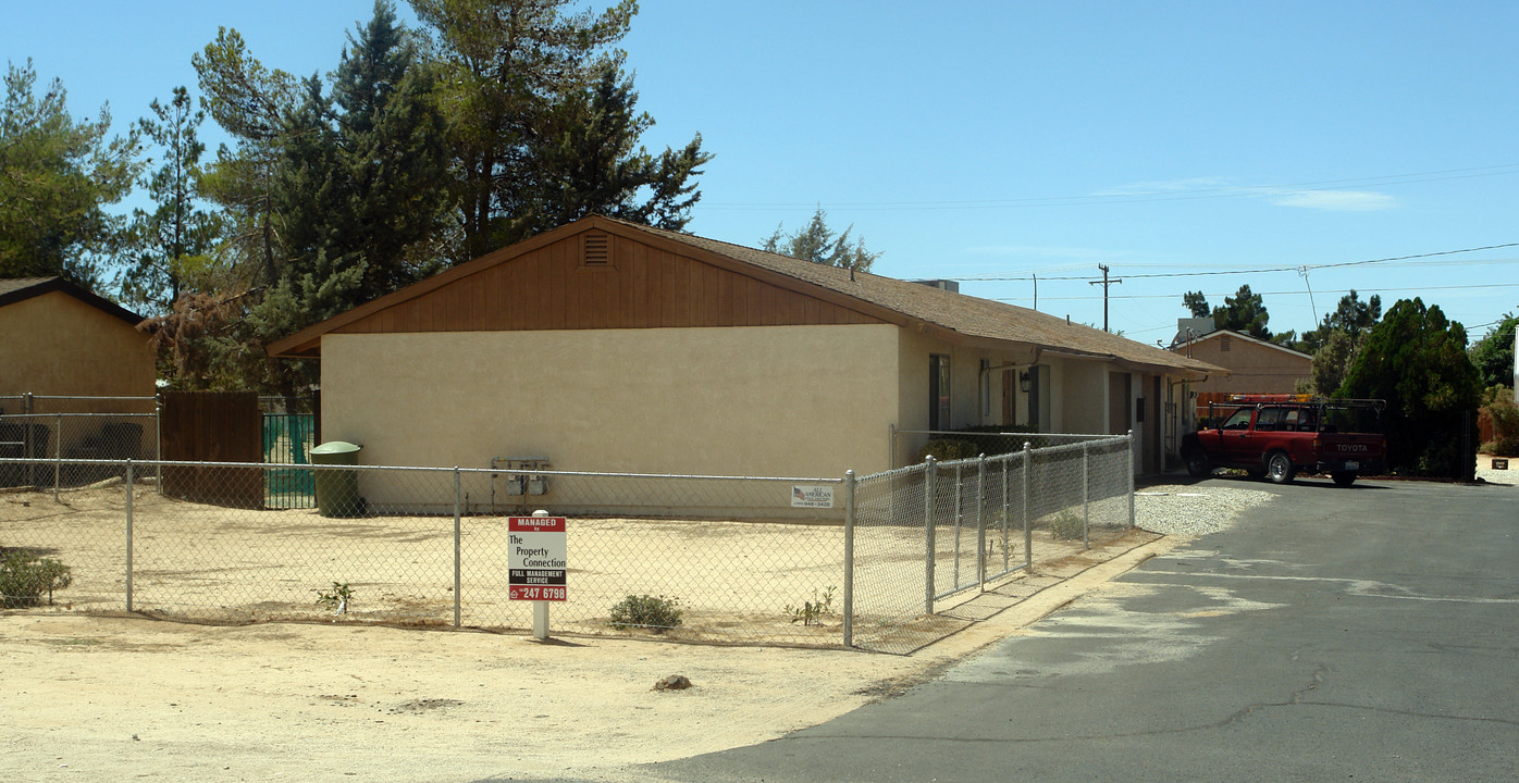 15780 Red Wing Rd in Apple Valley, CA - Foto de edificio