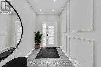 135 Borers Creek Cir in Hamilton, ON - Building Photo - Building Photo