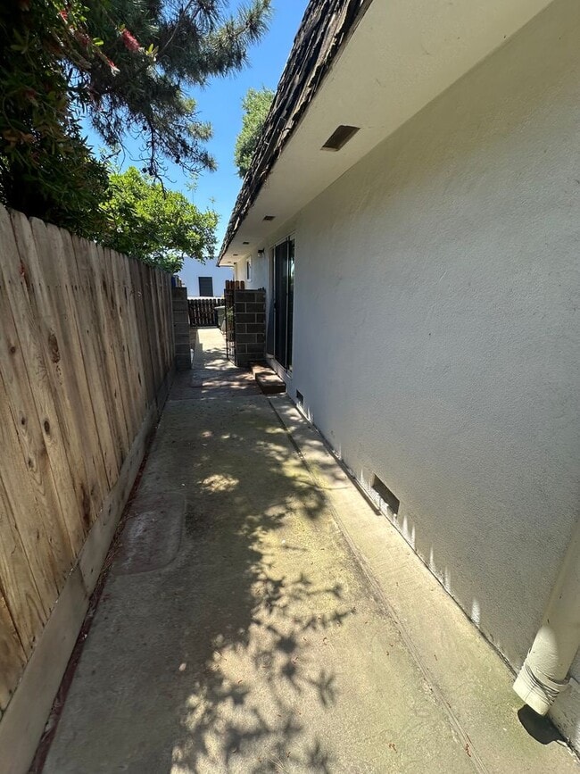 2412 Vera Cruz Dr in Modesto, CA - Building Photo - Building Photo