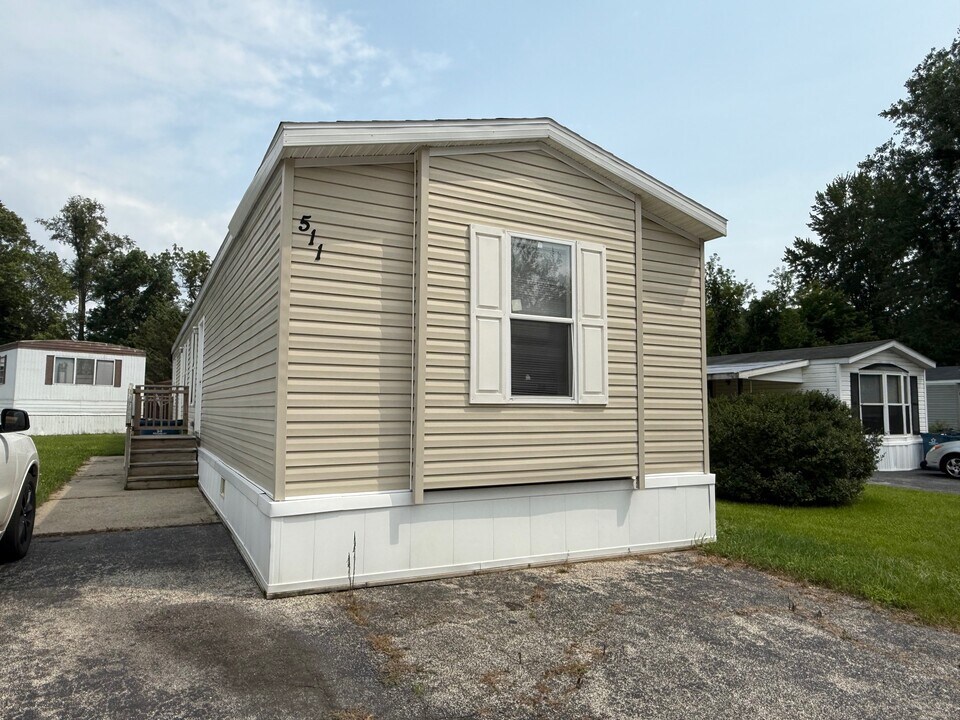 511 Pettycoat Ln in Battle Creek, MI - Building Photo