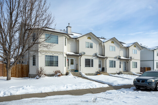 20 Green Meadow Cres in Strathmore, AB - Building Photo - Building Photo