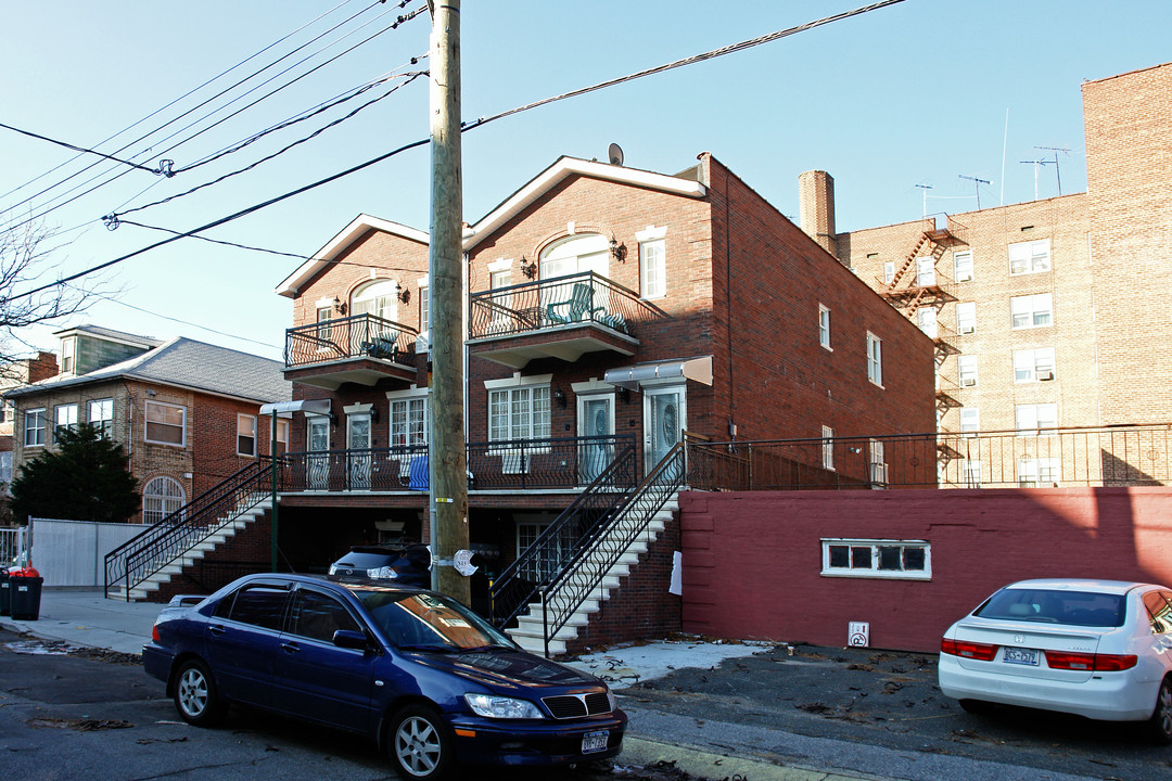 60 Bay 31st St in Brooklyn, NY - Building Photo